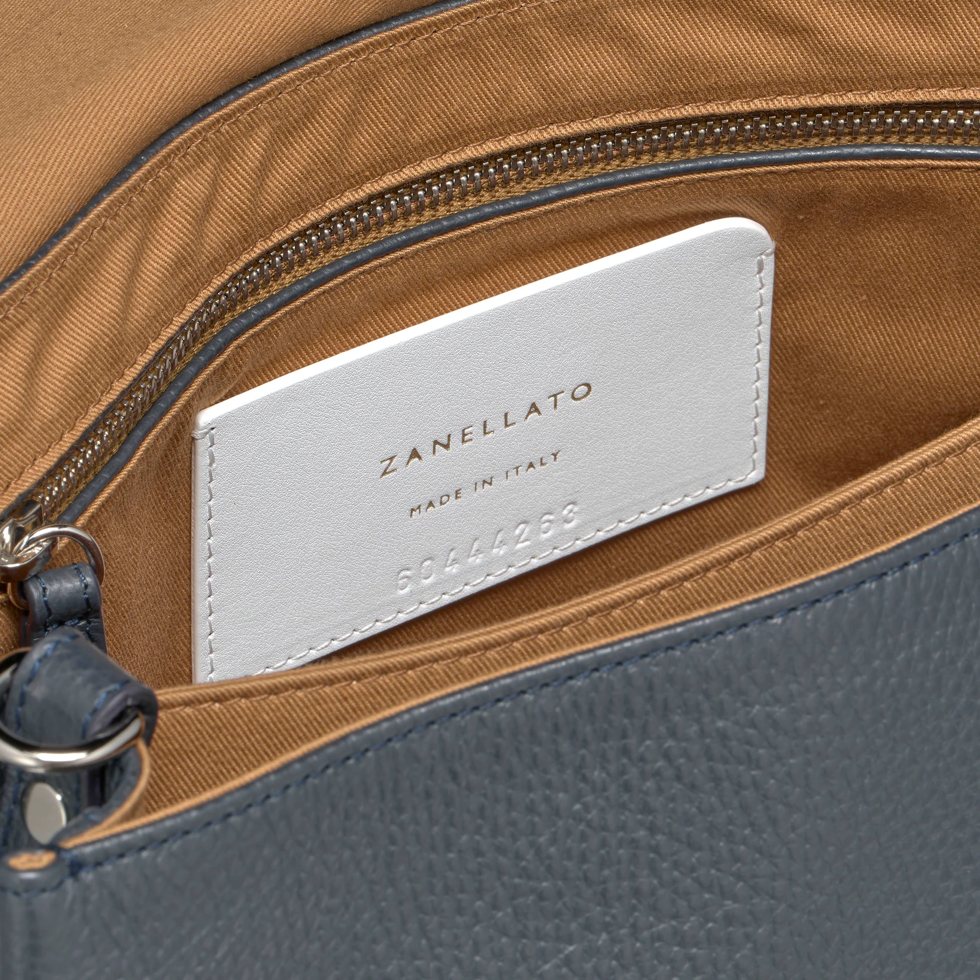 BORSA POSTINA® SMALL IN PELLE MARTELLATA DARK NAVY - Image 7